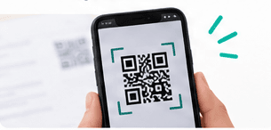 Telefon skanujący kod QR z karty pracy